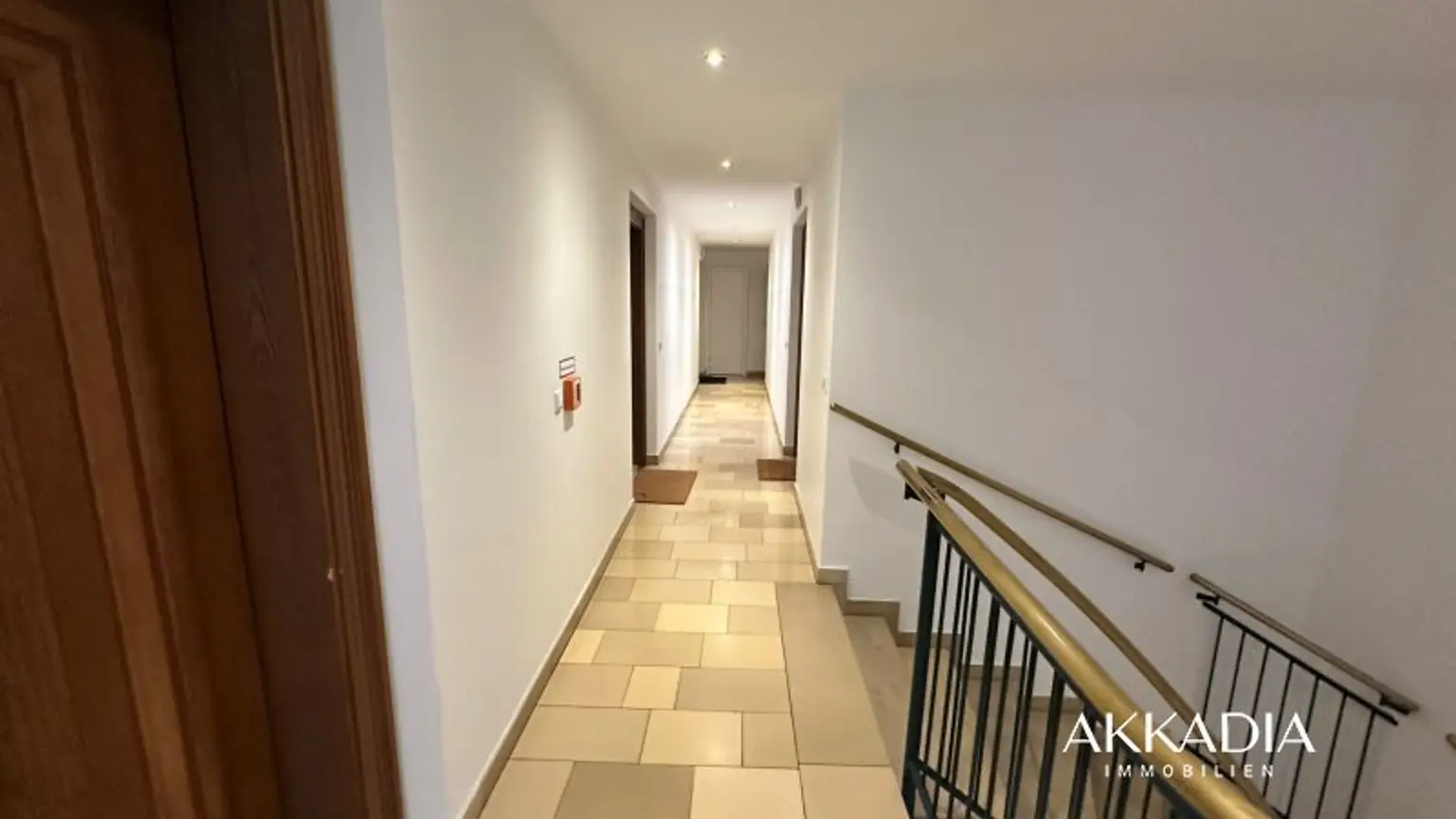 Elegante Dachgeschosswohnung mit Gartenblick, Terrassen und Garage