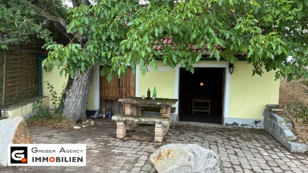 Urige Gemütlichkeit im eigenen Presshaus mit Fernblick