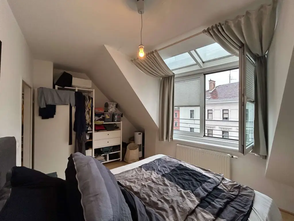 Geräumige 2-Zimmer-Wohnung im Dachgeschoss mit hofseitiger Terrasse