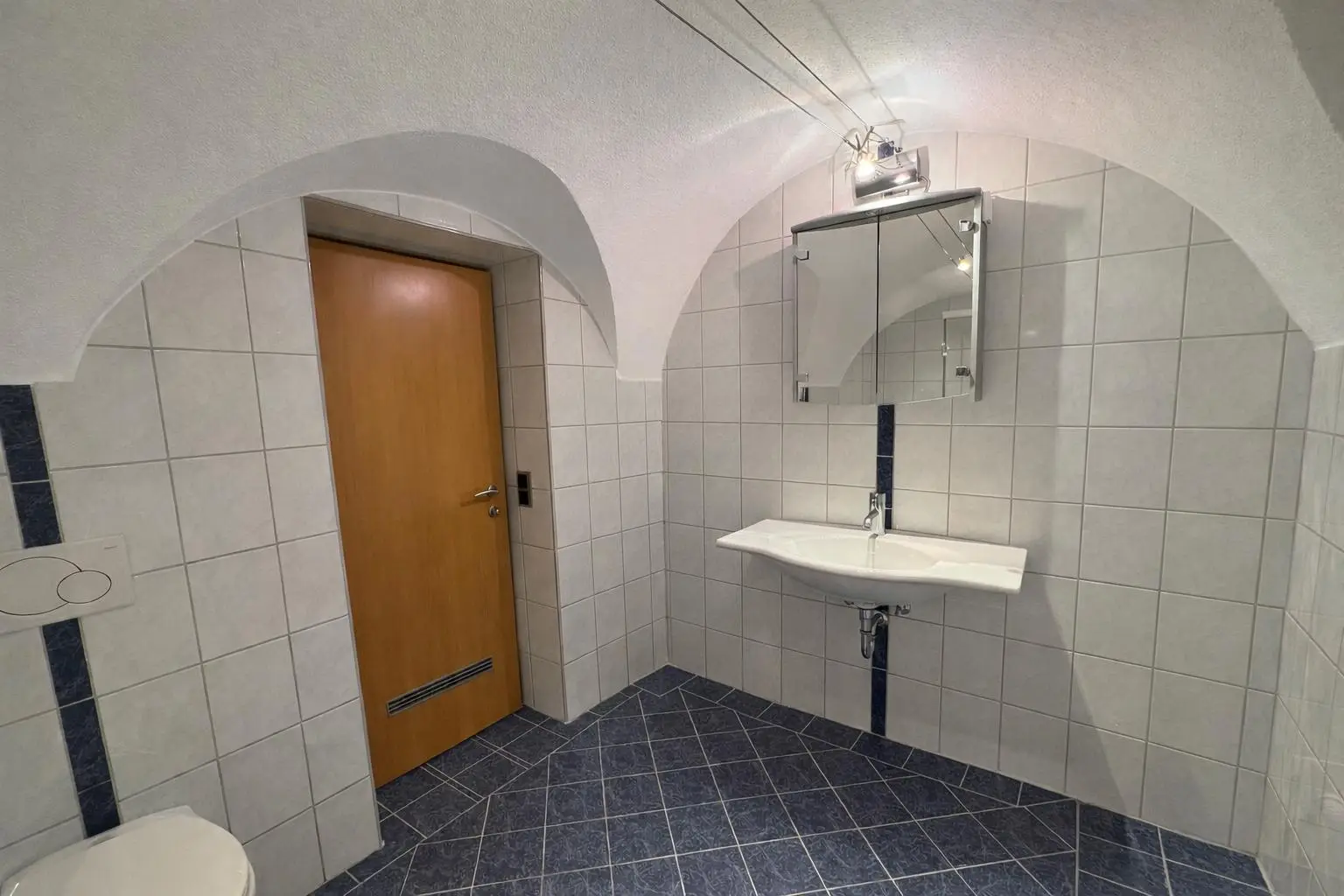 Badezimmer 4 (UG - Haupthaus)