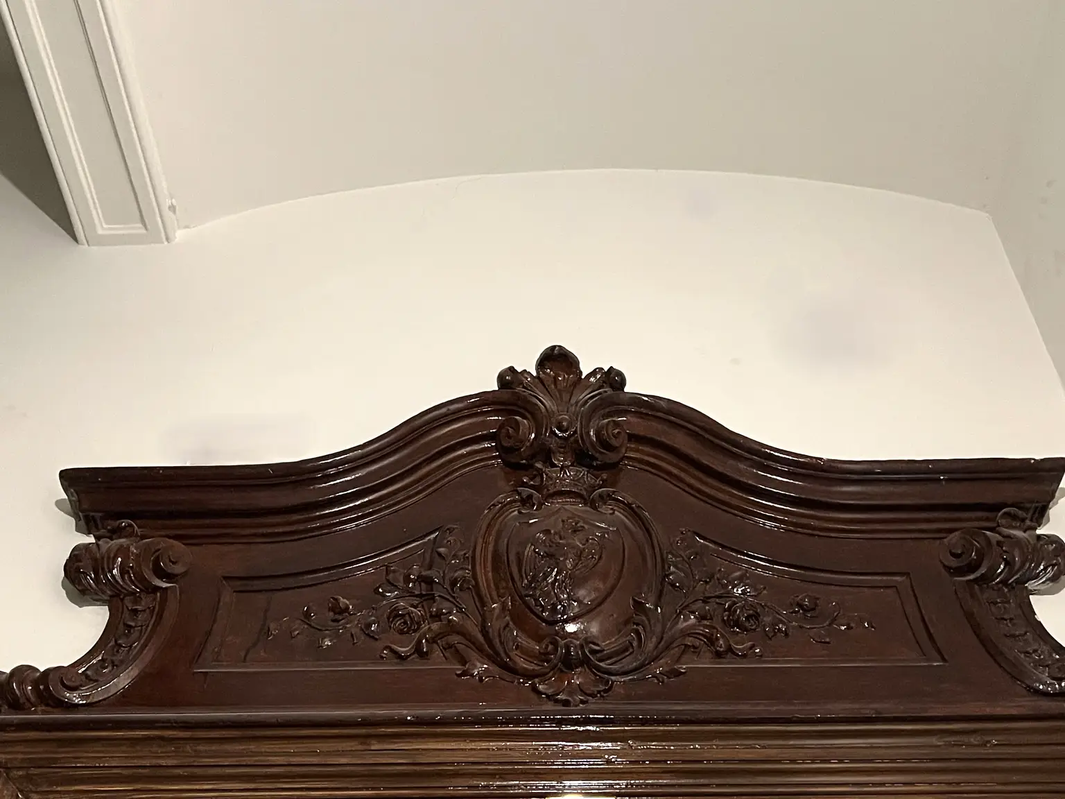 ERSTBEZUG NACH GENERALSANIERUNG: Erstklassige Altbauwohnung mit Stuckdecken in ruhiger Lage