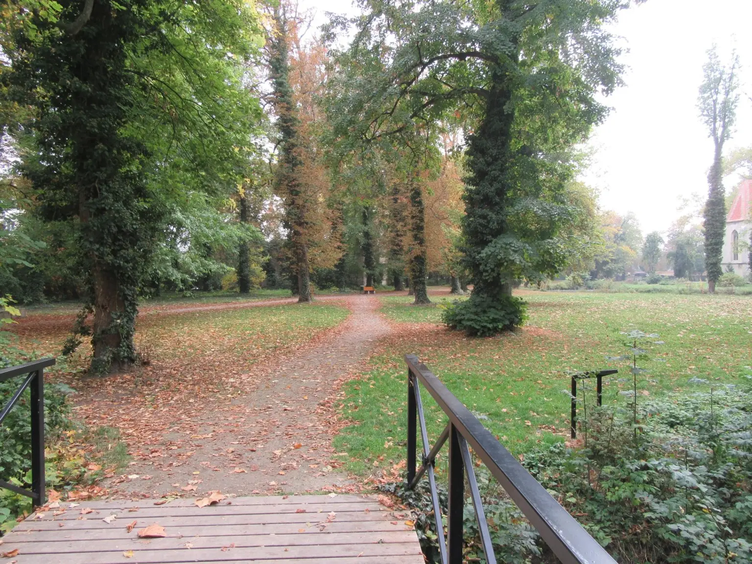 REPRÄSENTATIVE VILLA MIT BLICK IN DEN SCHLOSSPARK