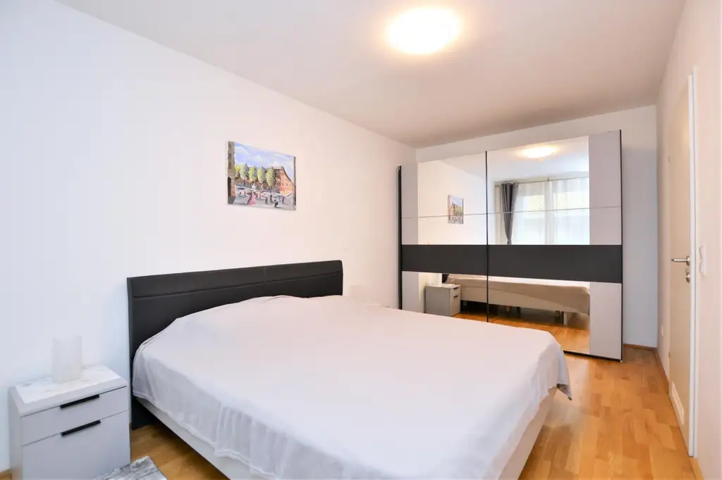 Kofferpacken und einziehen! Komplett ausgestattete 2 Zimmer Wohnung inkl. Garagenstellplatz