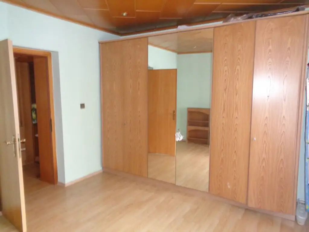 Jedenspeigen: S- Bahn: kleiner, bezugsfertiger Wohnhit mit Innenhof,ohne Garten