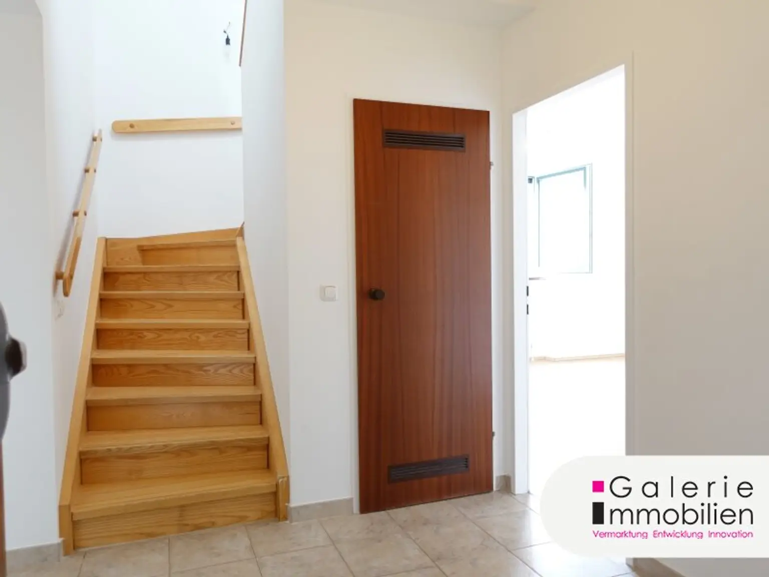 VIDEO: Sehr schöne 4-Zimmer-Maisonette, 3er-WG-geeignet, mit Fernblick und Garage!