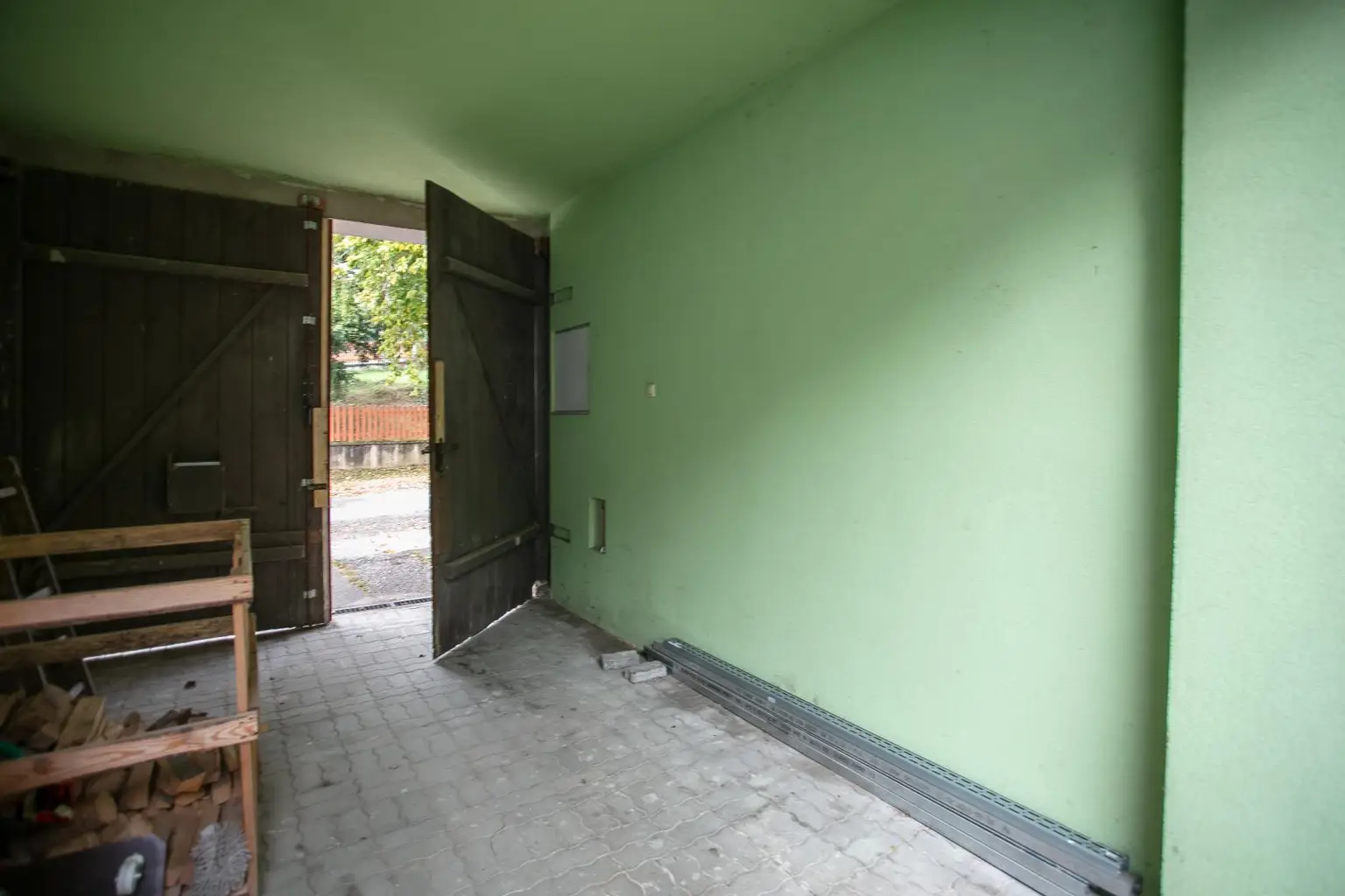 Kleines Haus mit uneinsehbaren Garten