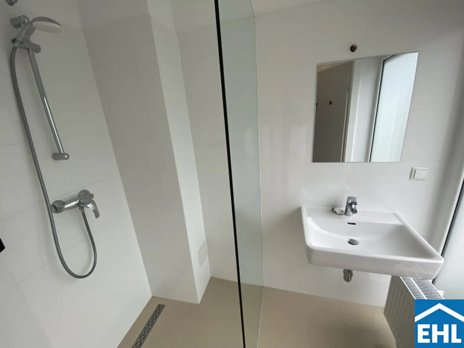 Ruhige Dachgeschosswohnung Terrasse und Balkon !