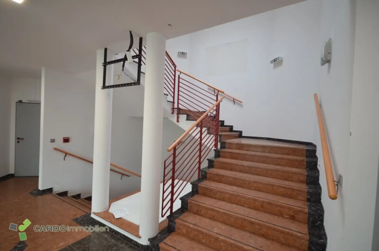 Halle und Lager 425m², 340m², 414m² für Veranstaltungen oder Lager, 2 Gewerbeobjekte nebeneinander mit große Parkplatz, entweder zusammen oder einzeln zu vermieten