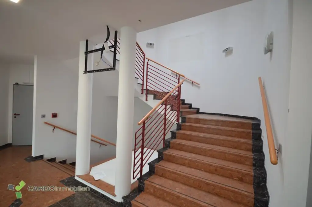 Halle und Lager 425m², 340m², 414m² für Veranstaltungen oder Lager, 2 Gewerbeobjekte nebeneinander mit große Parkplatz, entweder zusammen oder einzeln zu vermieten