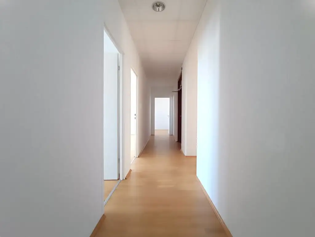 Großzügige Bürofläche mit rund 155 m² und Ausrichtung in den Innenhof! 6 Zimmer + Empfangsbereich direkt bei der Straßenbahn Yppengasse!
