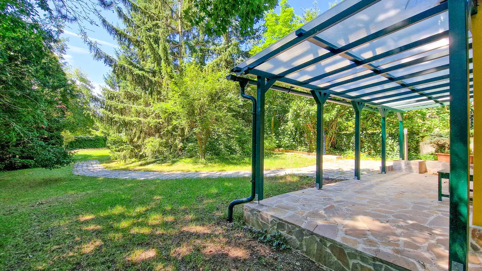 Grüne Oase in Prestige-Lage, Stilvilla mit ca. 1.600 m² Grund, Gästehaus, 2 Garagen und großem Pool