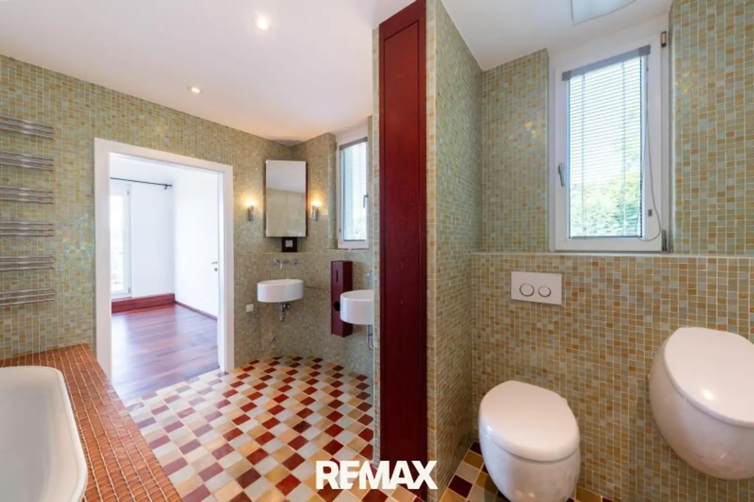 Walk-In Dusche, Wanne, Toilette, Urinal