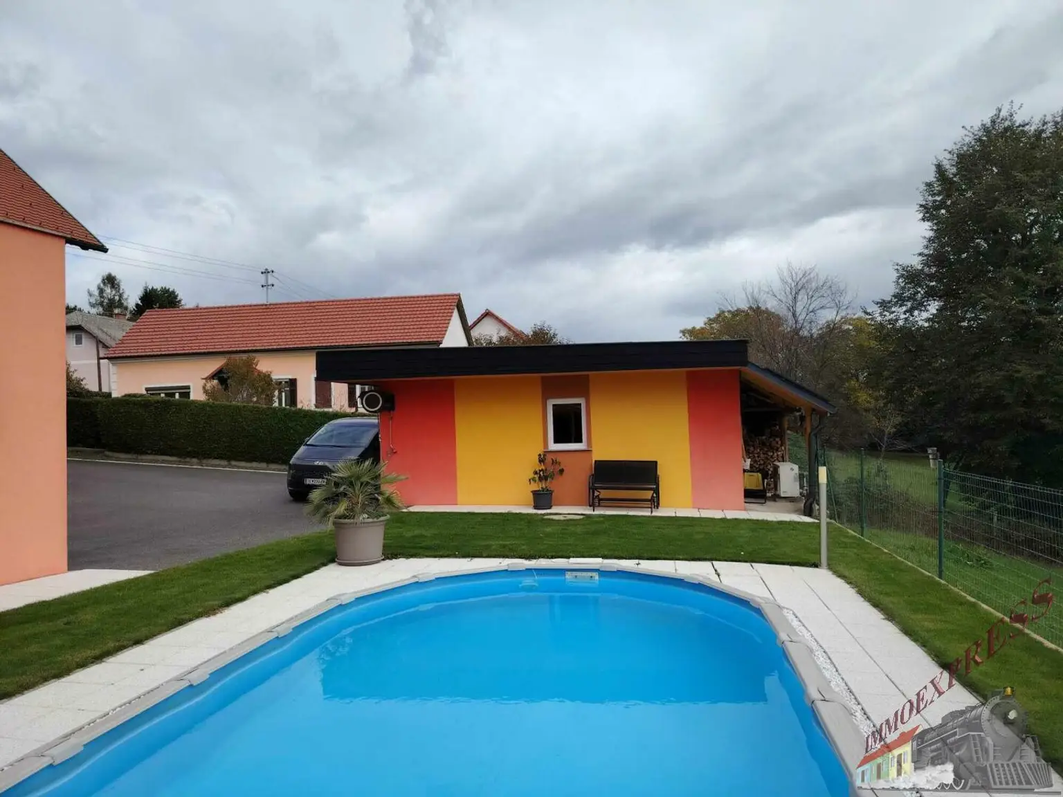Tolles Einfamilienhaus mit Pool, Panorama-Ausblick und moderner PV-Anlage – hier fühlt sich Ihre Familie zuhause!