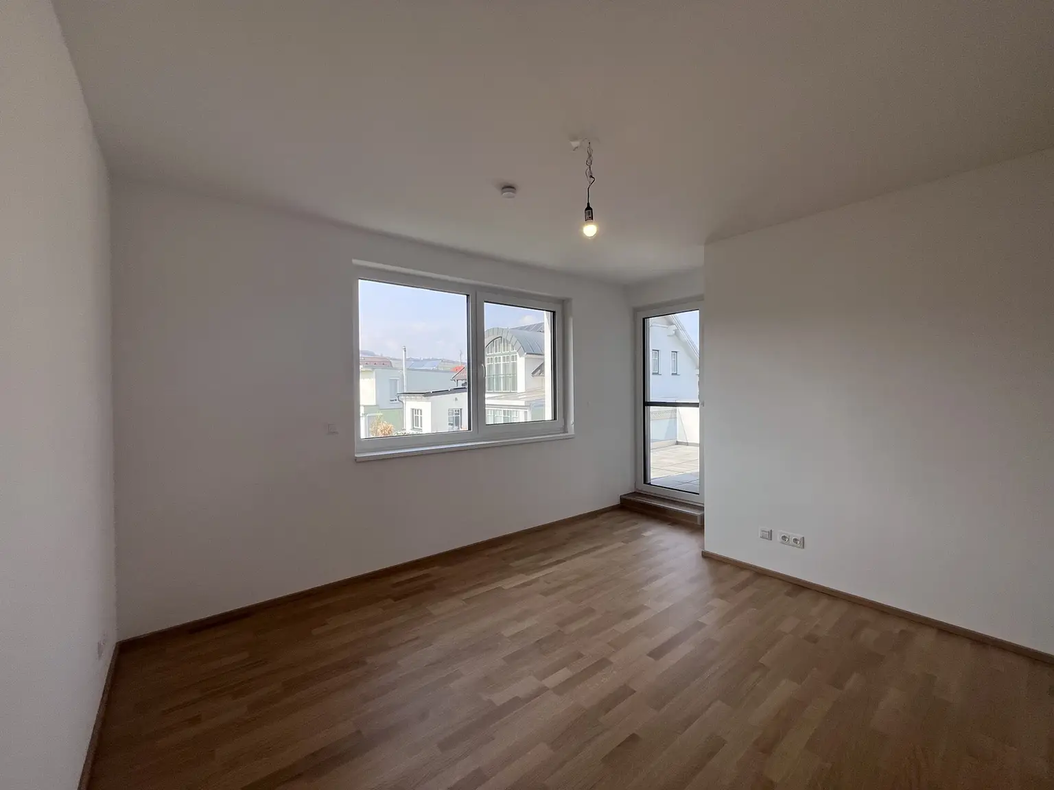 Erstbezug !! Traumhafte Doppelhaushälfte , Wohnkeller  mit Garten und 2 Stellplätzen!