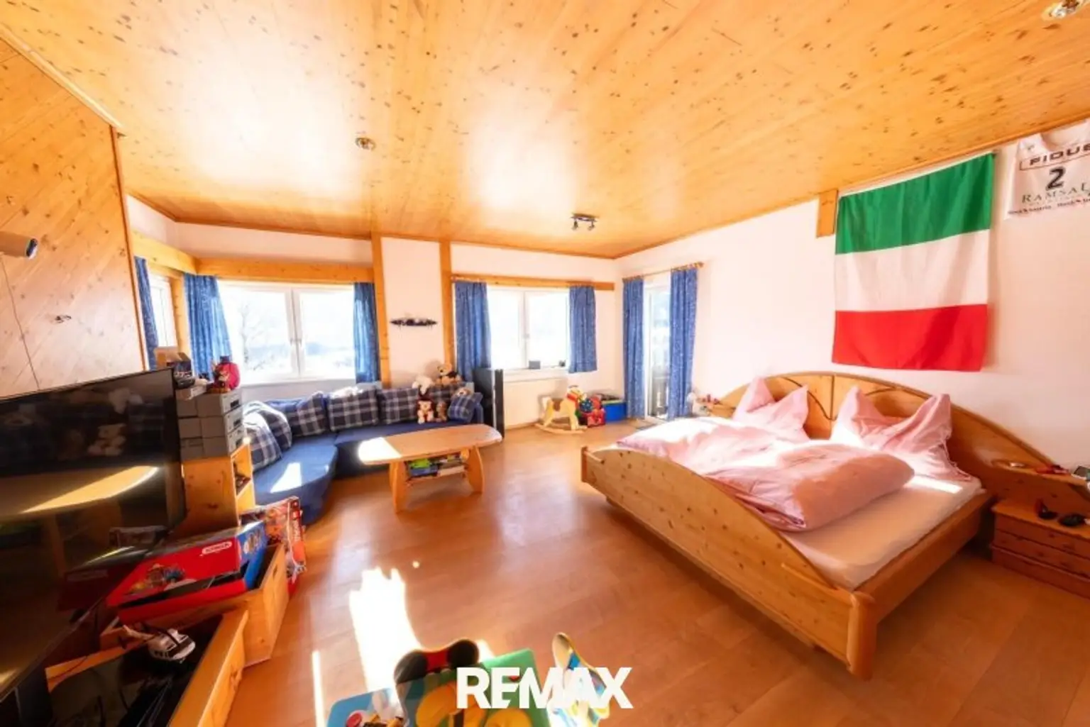 Zimmer + Ausgang Balkon Erdgeschoss