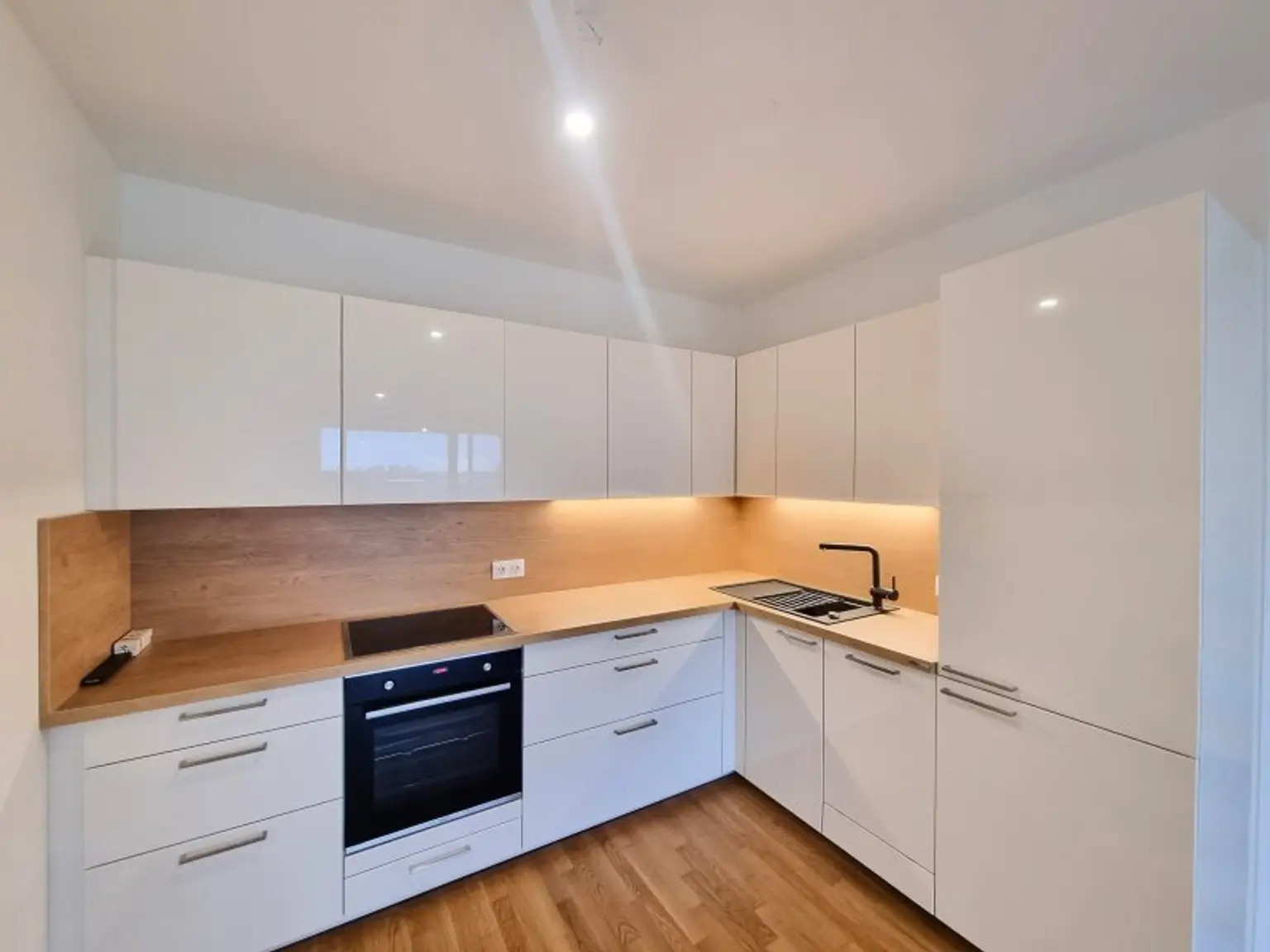 Neuwertige Wohnung mit Südbalkon, DAN-Küche und Freizeitangebot – Nähe U-Bahn