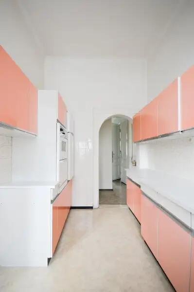 3-ZIMMER-ALTBAU MIT BALKON - SANIERUNGSBEDÜRFTIG IN TOP LAGE!