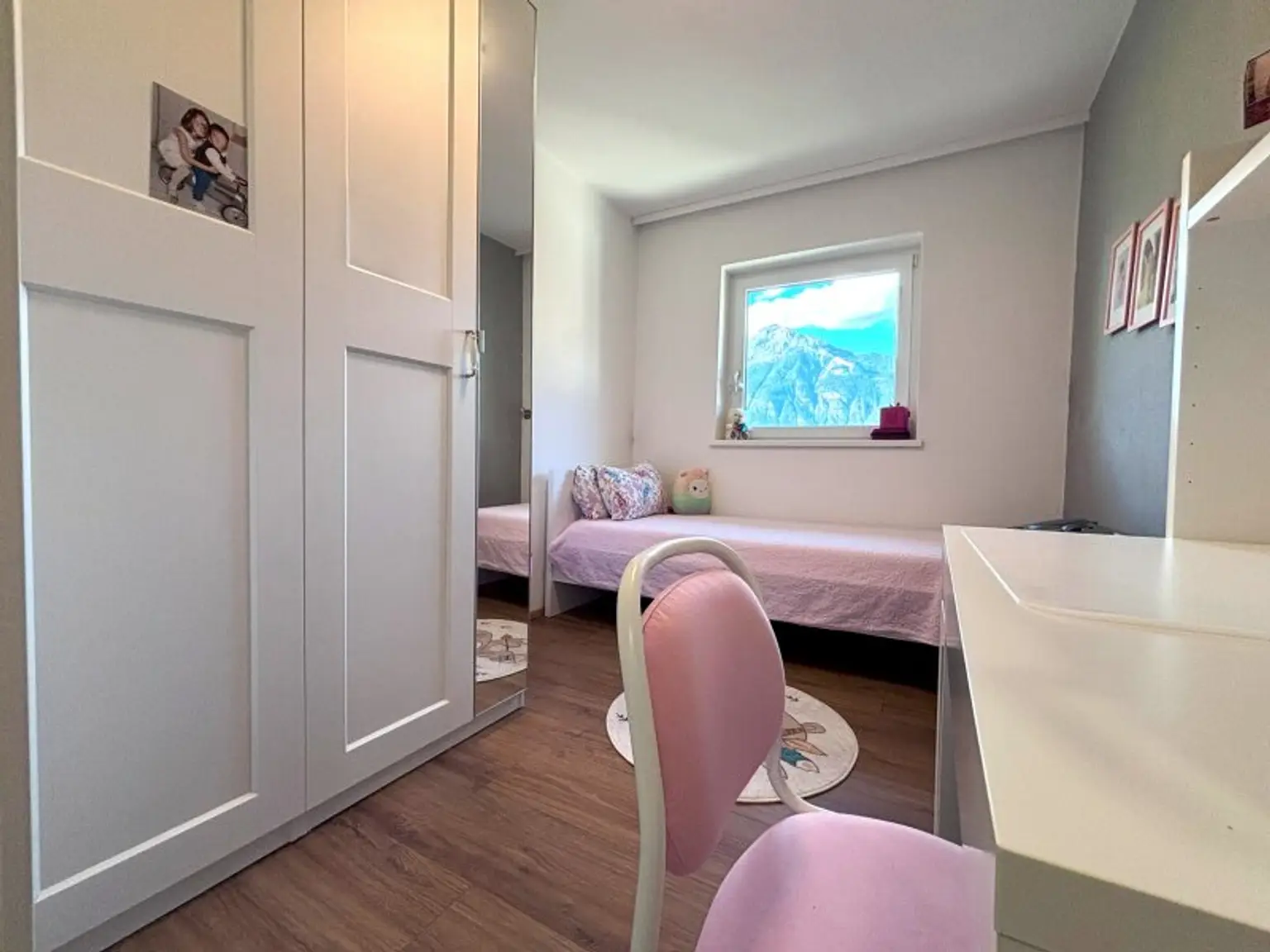 Schlitters: Kernsanierte Dachgeschosswohnung mit Südbalkon, Garten und traumhafter Aussicht