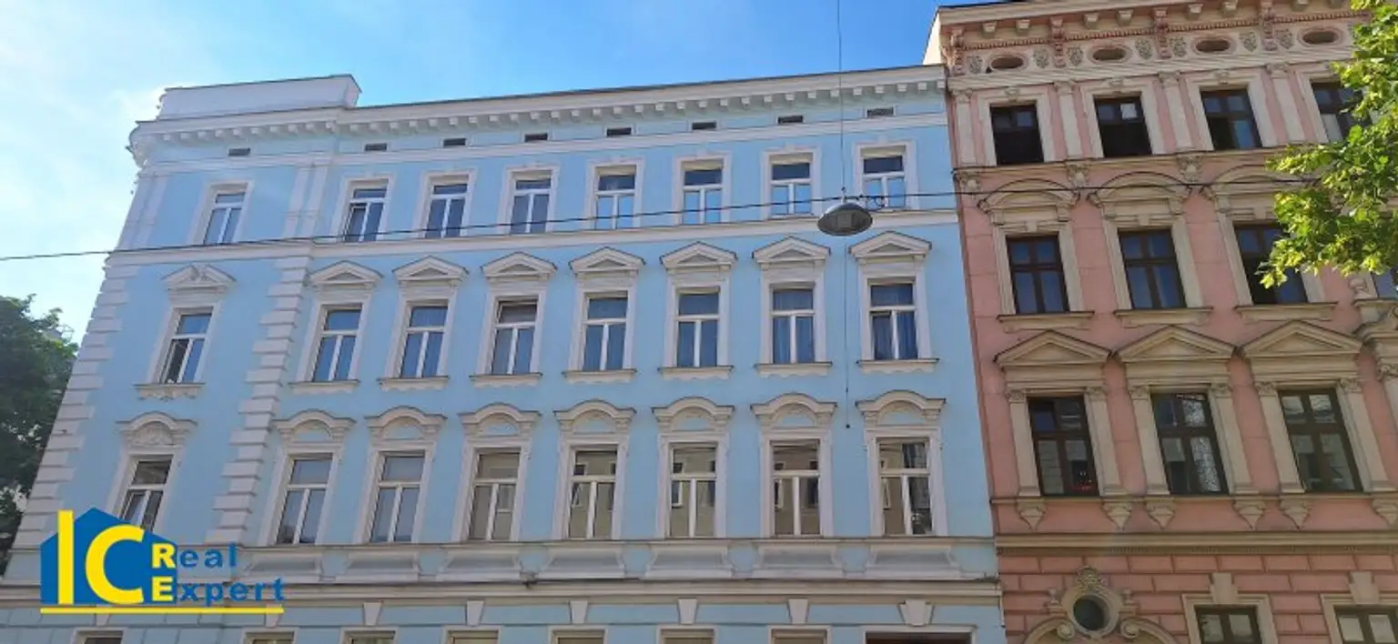 Stilaltbau mit gegliederter Fassade