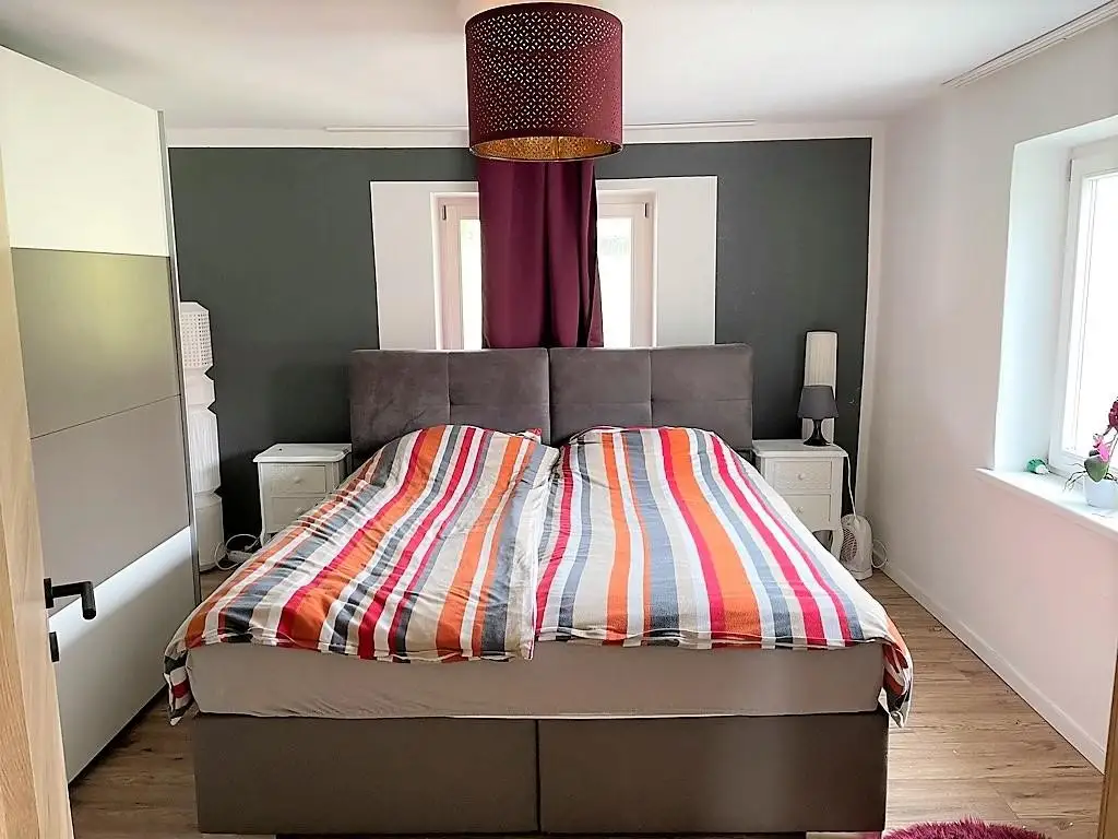 Bauernhaus mit Nebengebäude und Feldern in Durchham