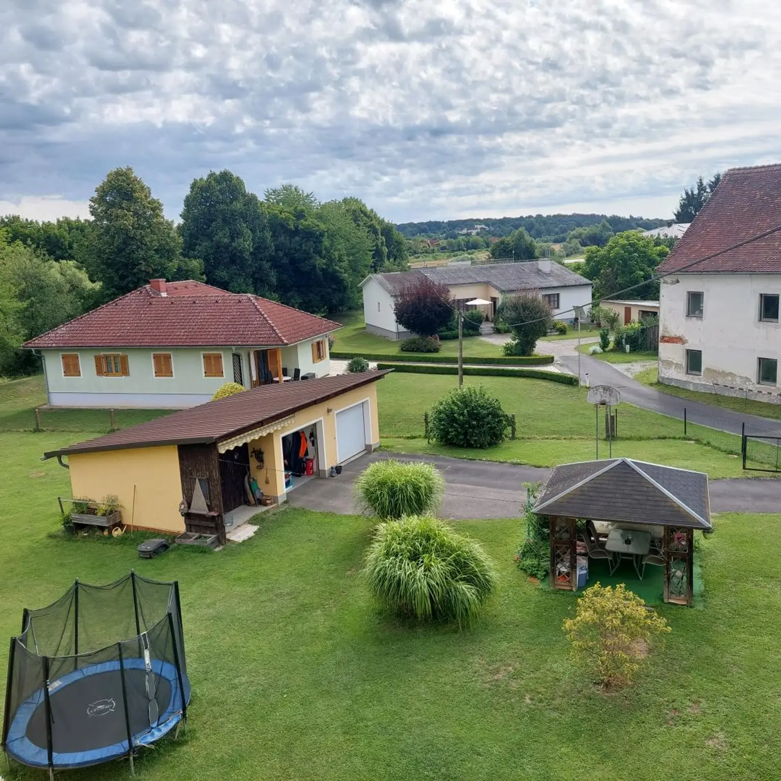 Mehrparteienhaus mit zwei Geschäftslokalen