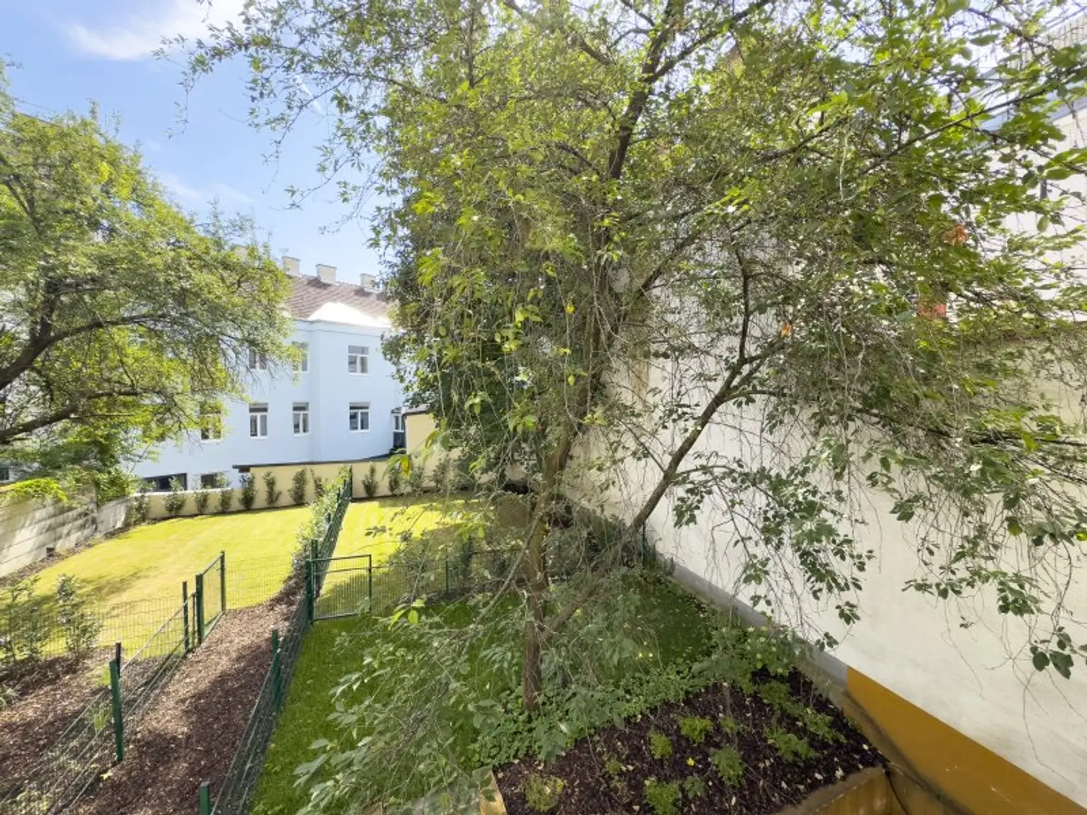 Charmanter Erstbezug nach Sanierung | 3 Zimmer + separate Küche | Balkon in Hofruhelage