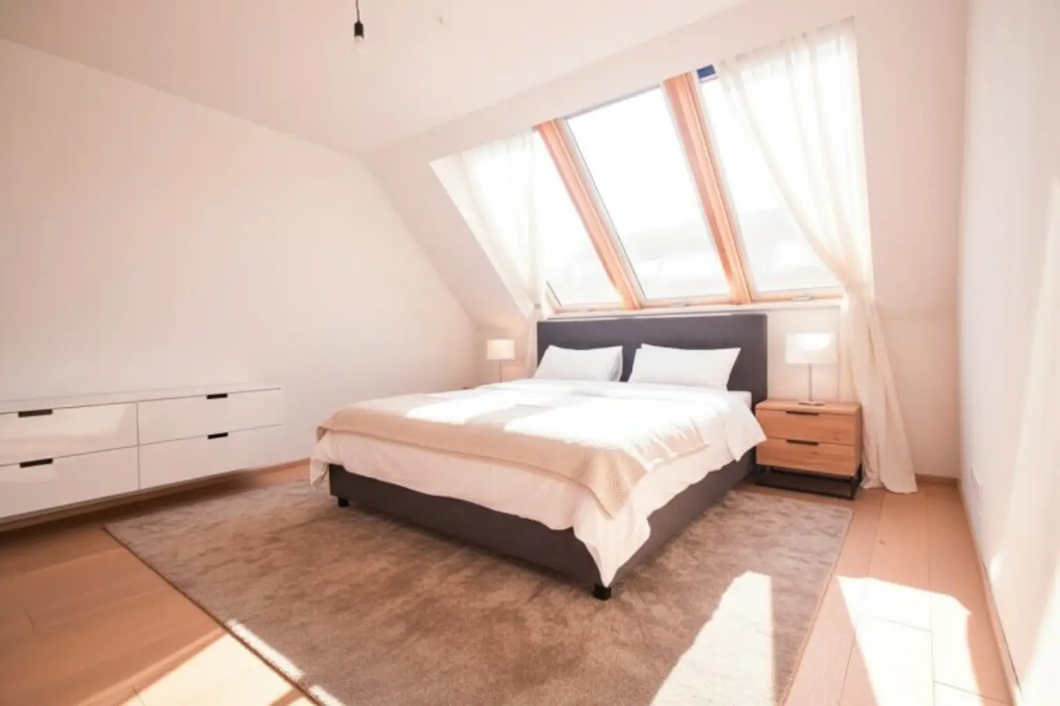 Helle, großzügige Maisonette-Wohnung mit 2 Bädern | ~ 20 m² große, private Terrasse direkt auf Wohnebene | Nahe Elterleinplatz