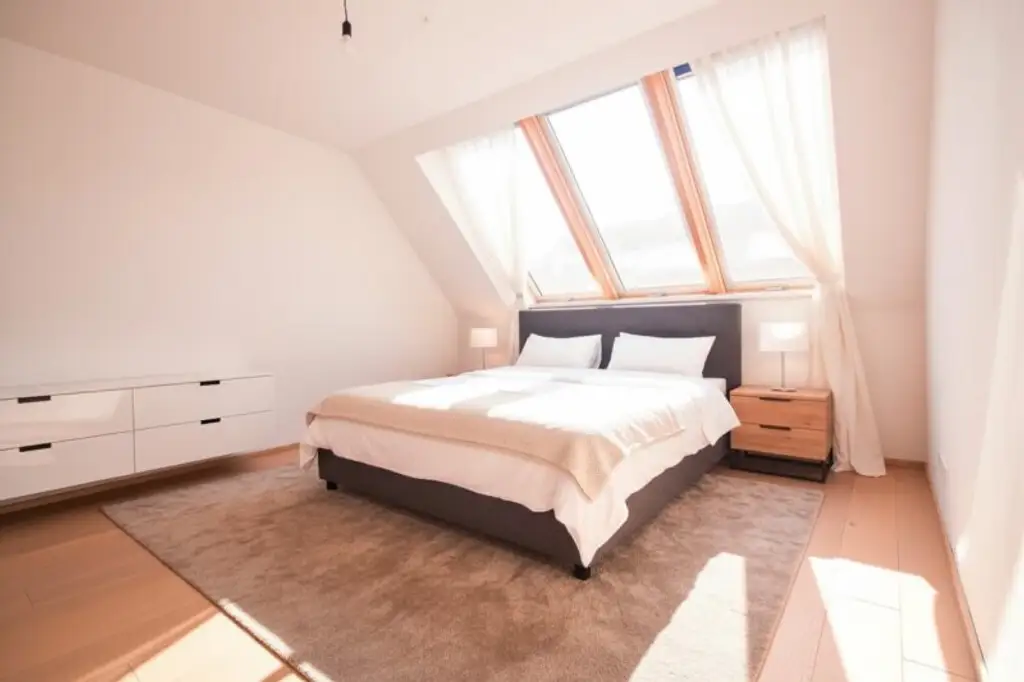 Helle, großzügige Maisonette-Wohnung mit 2 Bädern | ~ 20 m² große, private Terrasse direkt auf Wohnebene | Nahe Elterleinplatz