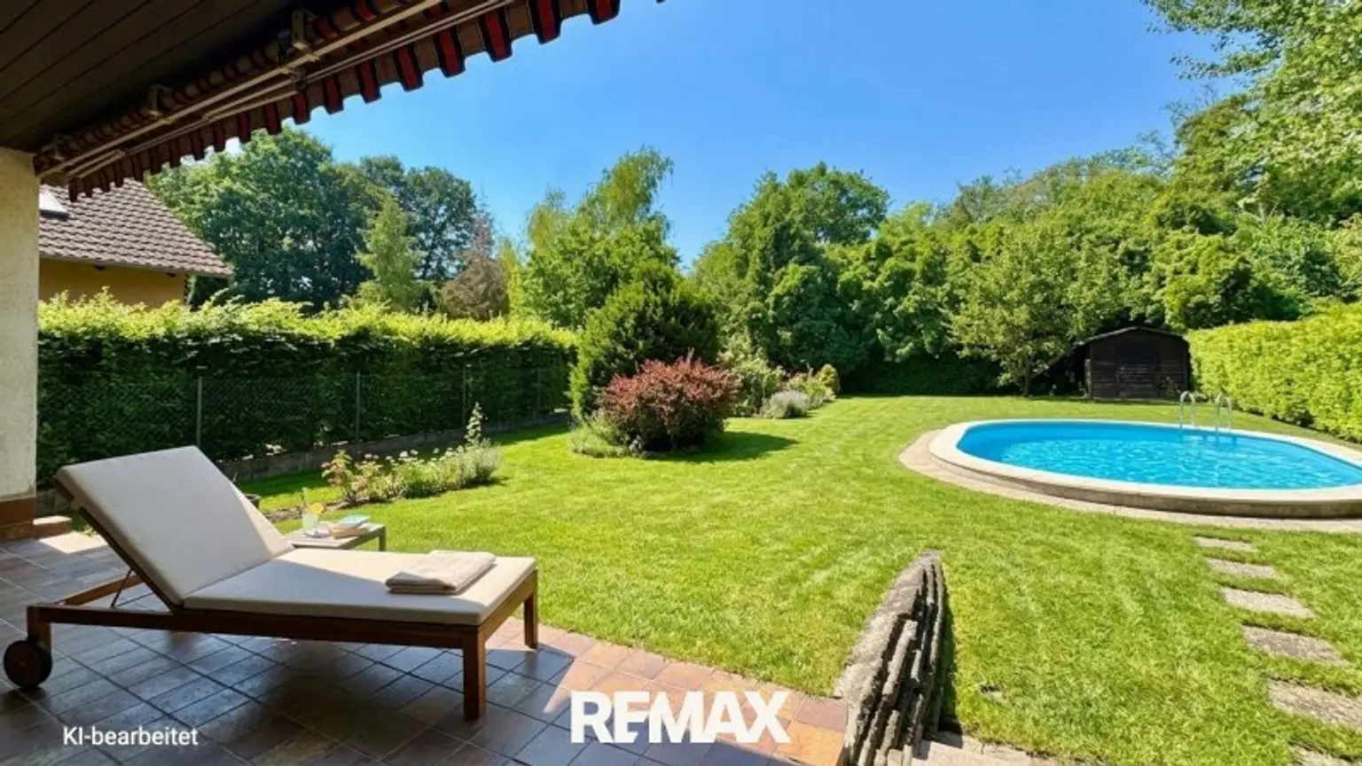 Rasen, Pool, Terrasse nachbearbeitet