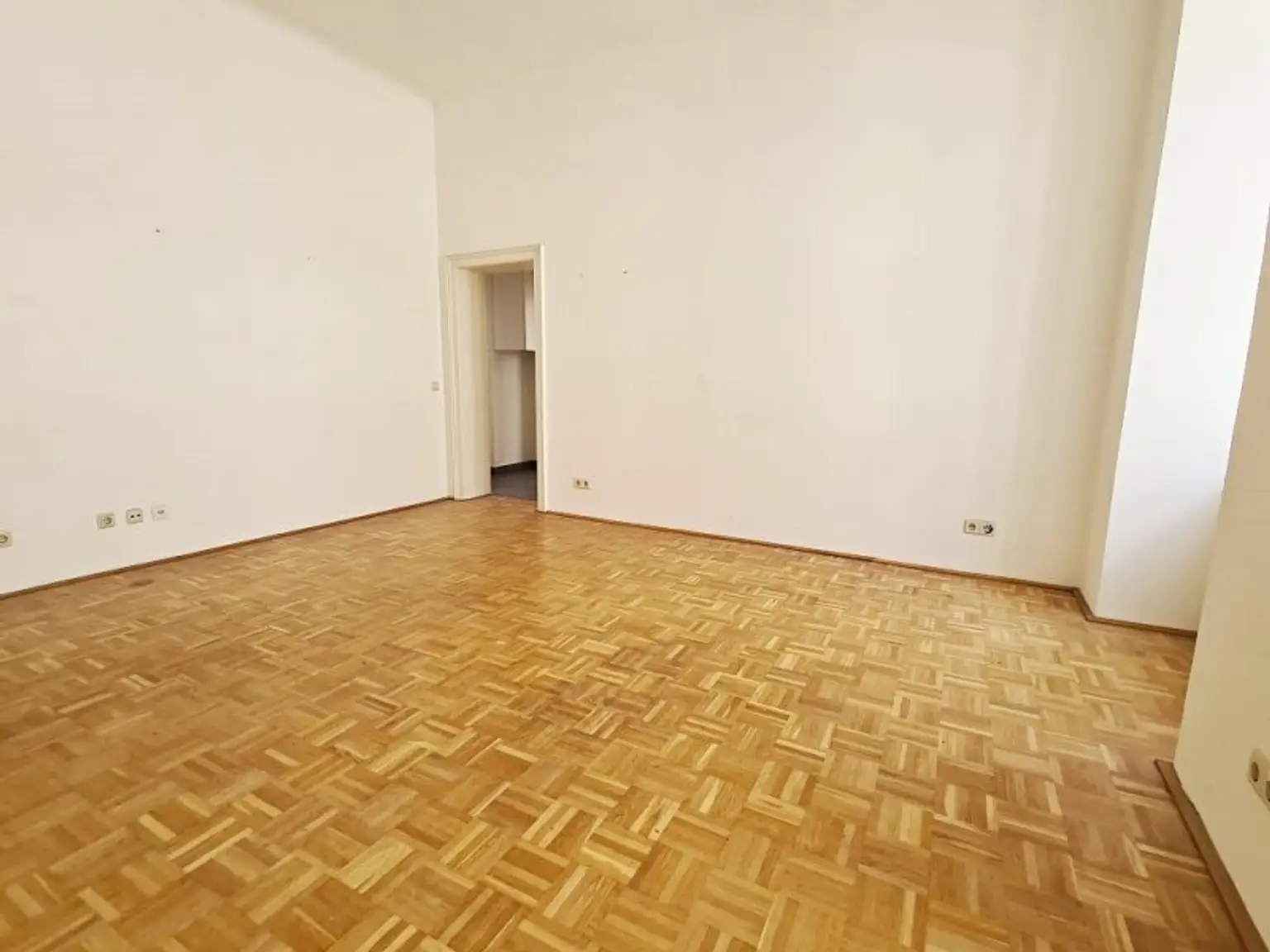 SALESIANERGASSE, teilsanierte 86 m2 Altbau, 3 Zimmer, Küche, Wannenbad, Parketten, 2. Liftstock, Botschaftsviertel