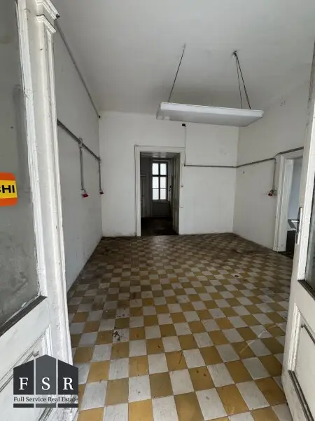 Steinwurf zum Augarten - Nach Ihren Vorstellungen und Bedürfnissen gestalten: Sanierungsbedürftiges strassenseitiges Büro/Praxis/Verkaufsfläche etc. und Wohnung -  Prachtvolles Stilaltbauhaus