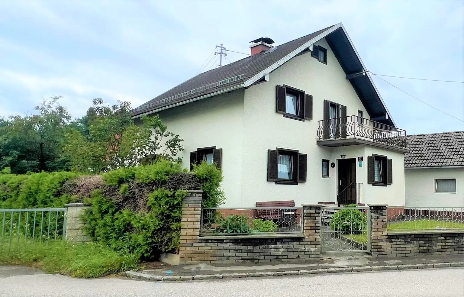 HÜBSCHES WOHNHAUS MIT NEBENGEBÄUDEN