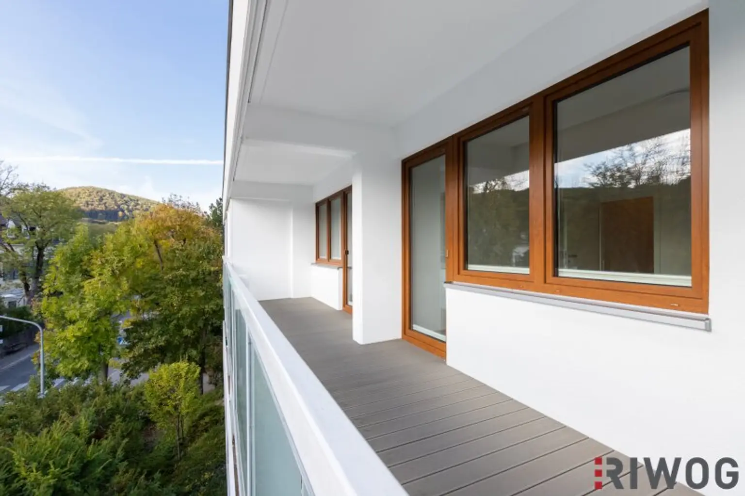 ERSTBEZUG nach Sanierung mit Blick auf Schloss Laudon  | ca. 16 m² Loggia  | Garagenplatz | Vollausgestattete Küche | Erholungsgebiet angrenzend