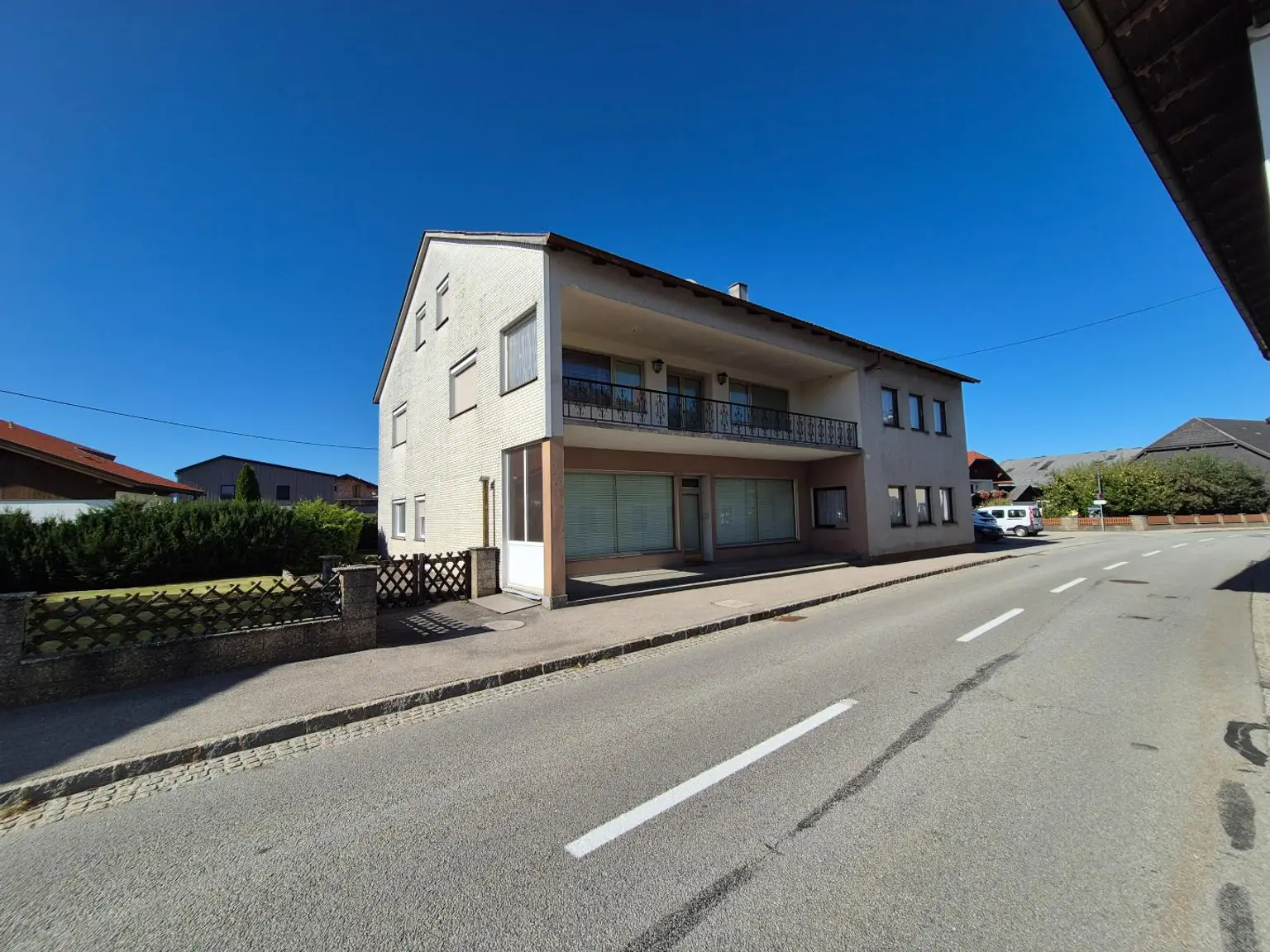 Mehrfamilienhaus mit Geschäftslokal
