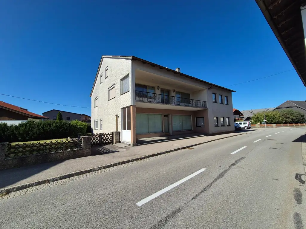 Mehrfamilienhaus mit Geschäftslokal