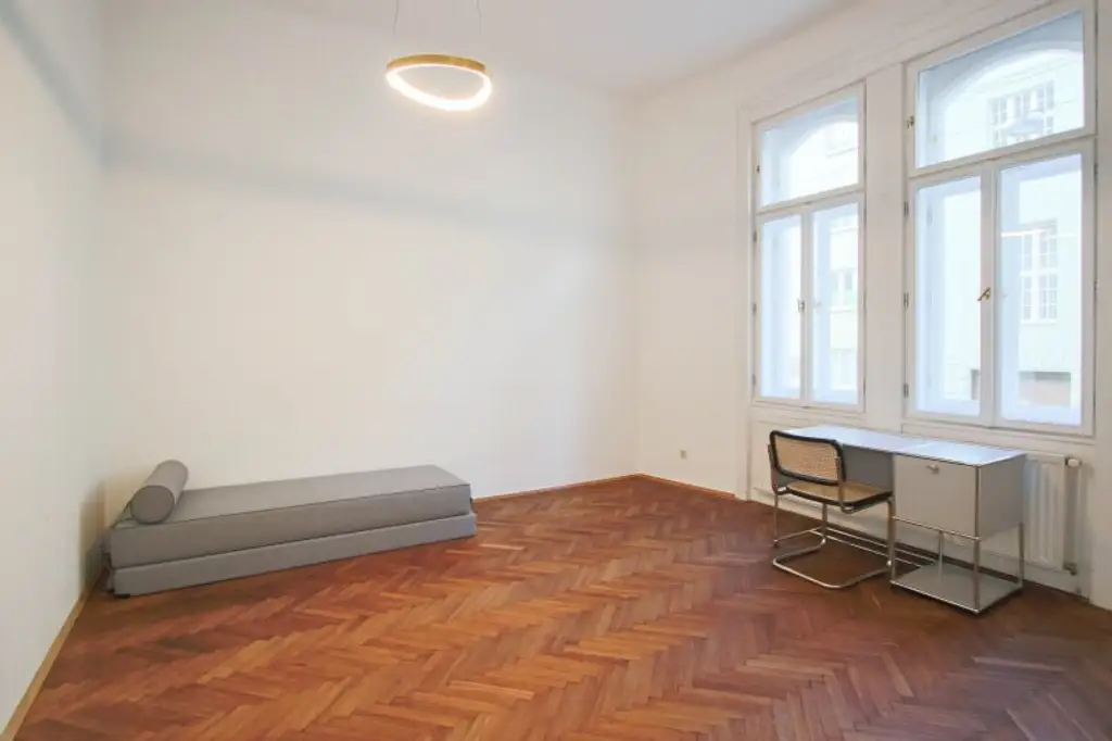 Repräsentatives Wohnen im Stilaltbau mit Balkon