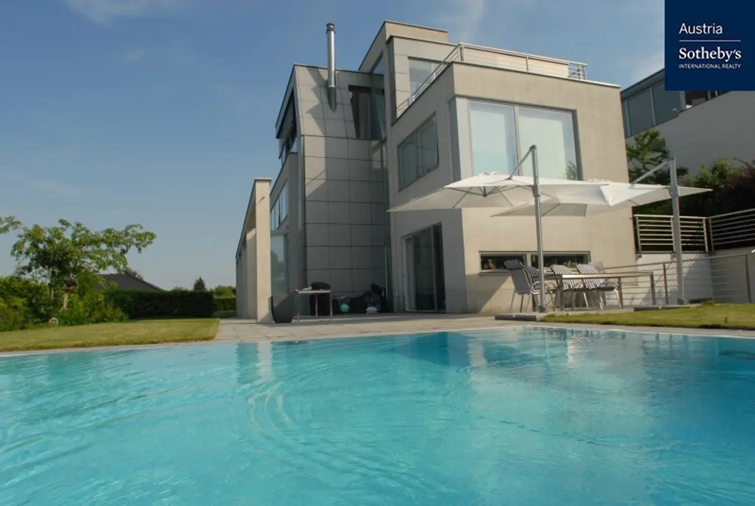 MODERNE LUXUSVILLA MIT TRAUMHAFTEM AUSBLICK AUF WIEN, NUR 20 MIN IN DIE WIENER CITY