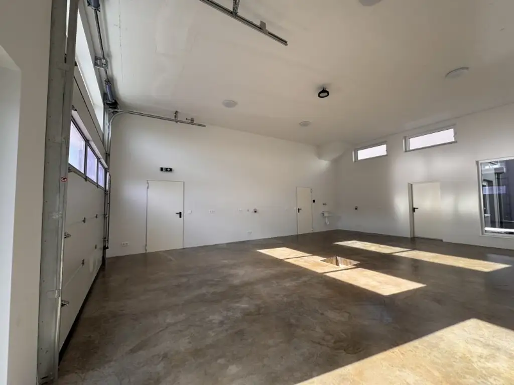 1A Gewerbebetrieb mit Halle und Büroräumen: Erstbezug mit Top-Ausstattung!