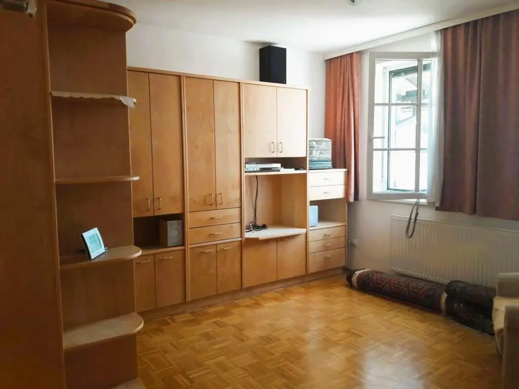 Top gepflegte, möblierte Garconniere mit Gebirgsblick in zentraler Lage, auch für Anleger!