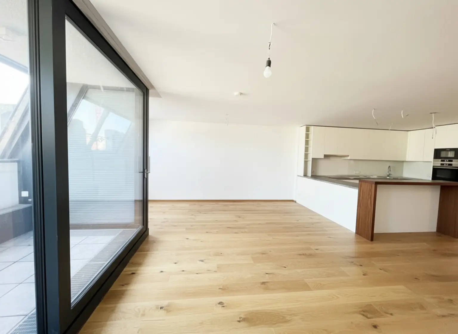 UNBEFRISTET: Klimatisierte Dachgeschosswohnung mit 2 Loggien in Top Lage