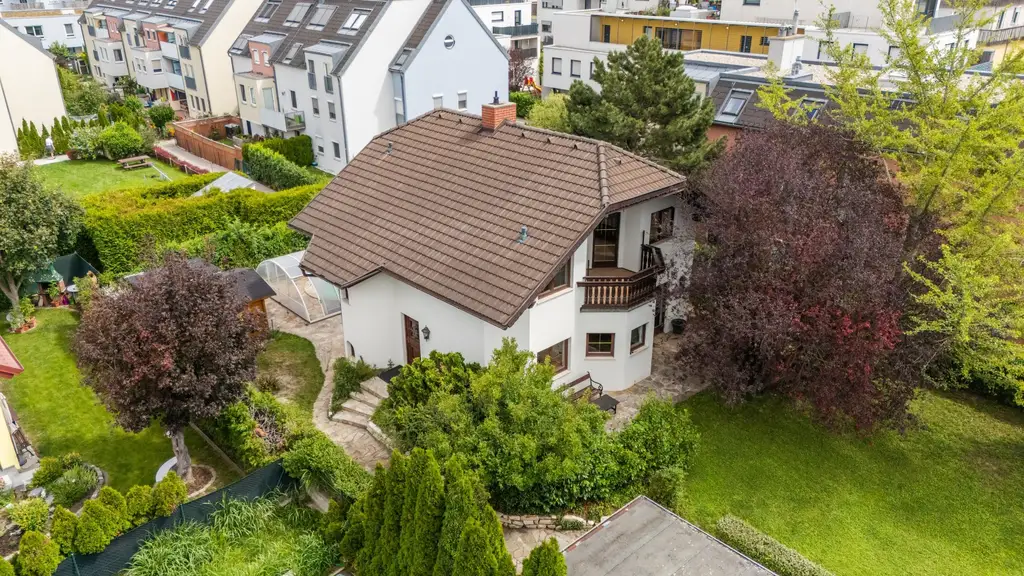 "Charmantes Einfamilienhaus mit Pool, großem Garten und modernem Wohnkomfort"