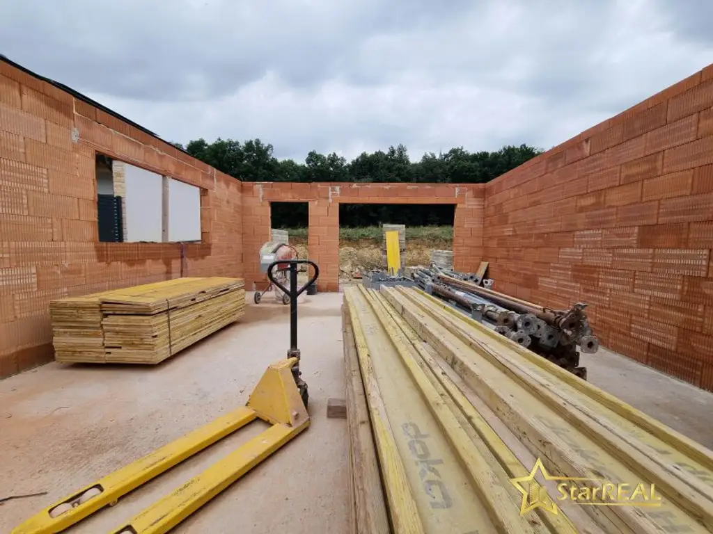 BAUBEGINN ERFOLGT! IDEAL FÜR FAMILIEN! 5-ZIMMER-ZIEGELHAUS MIT UNVERBAUBAREN AUSBLICK. MIT KELLER, BALKON, TERRASSE, CARPORT UND GROSSEM GARTEN.