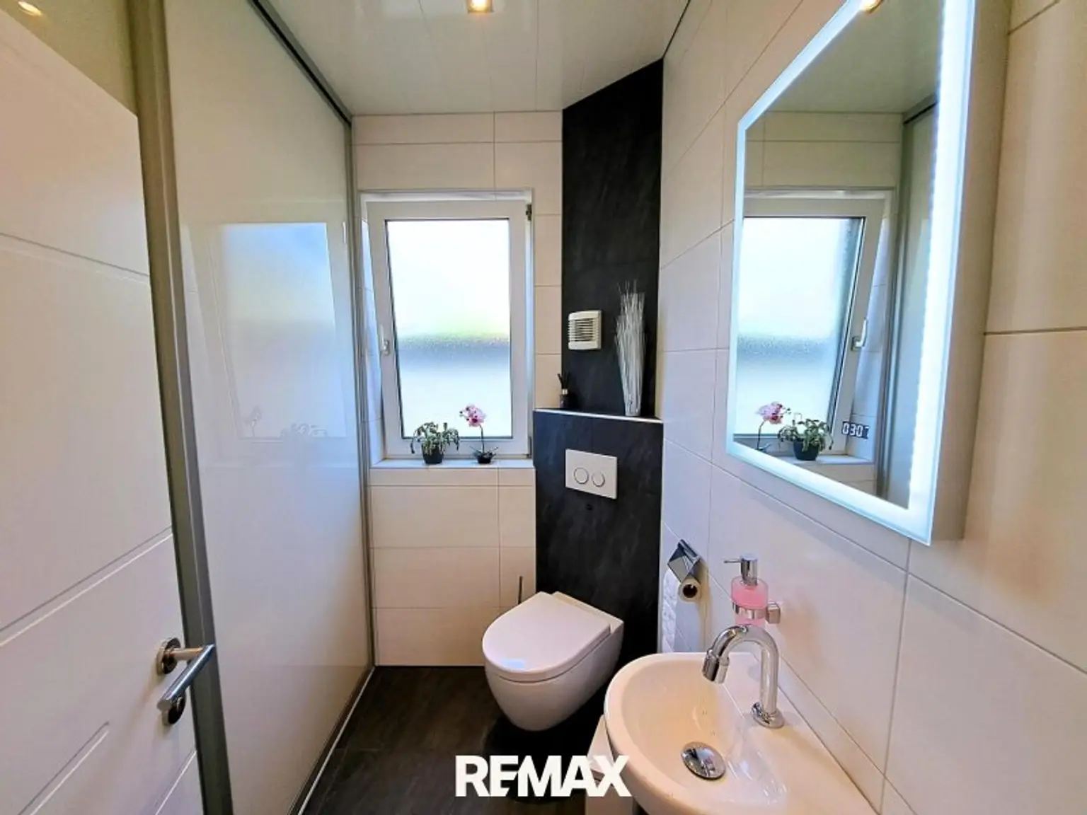 EG - WC mit Schiebeschrank