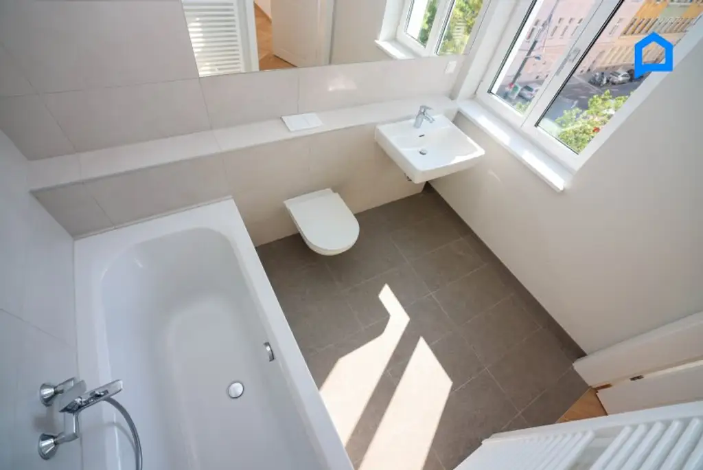 ERSTBEZUG, RUHIG, JETZT einziehen! Kernsanierter Albau mit modernster Ausstattung 106 m² Wohnfläche, TOP16 / 4 Zimmer plus Nebenräume 13,4m² SW-Balkon-Loggia