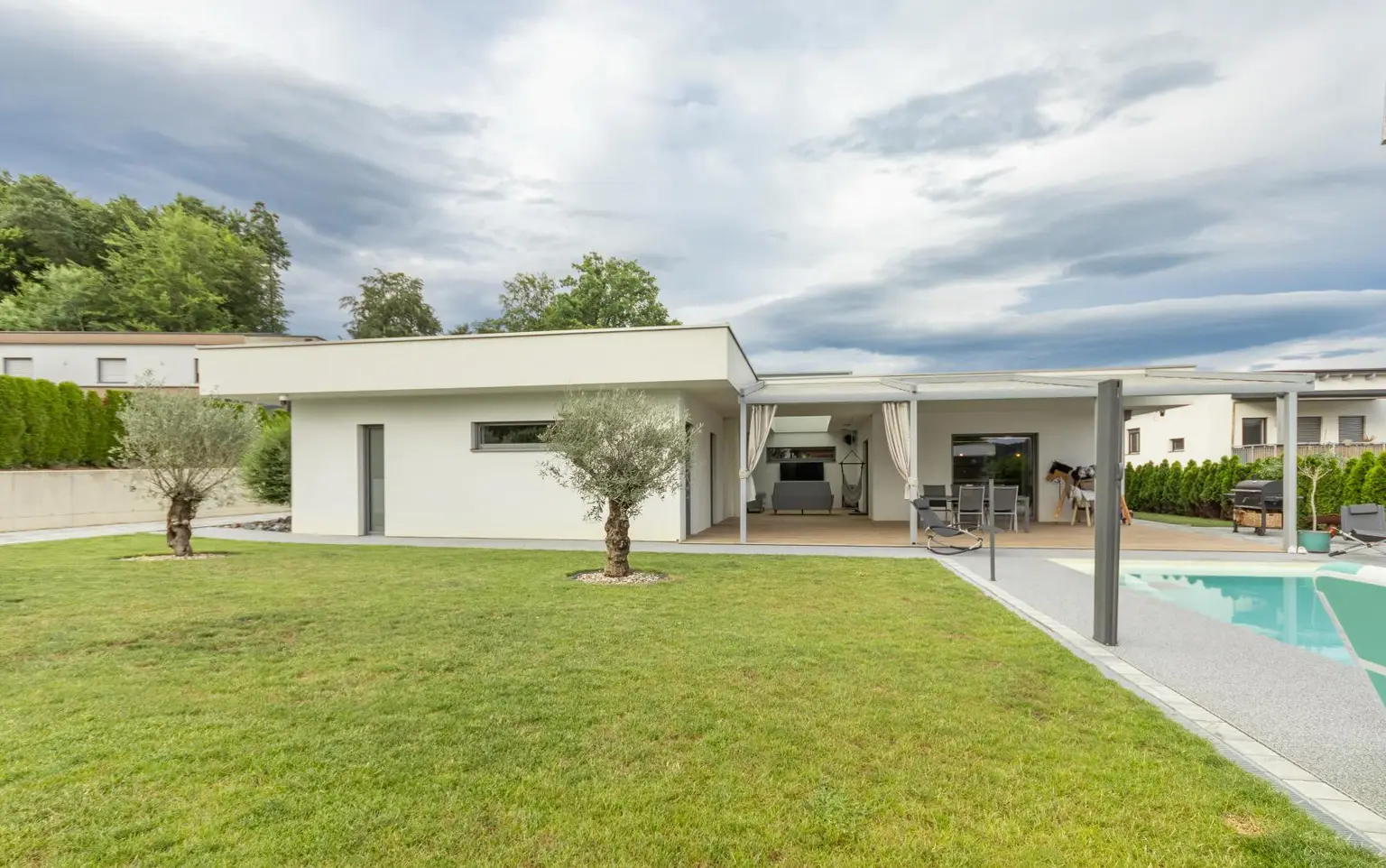 Alles auf einer Ebene – stilvoller Bungalow für höchste Wohnansprüche