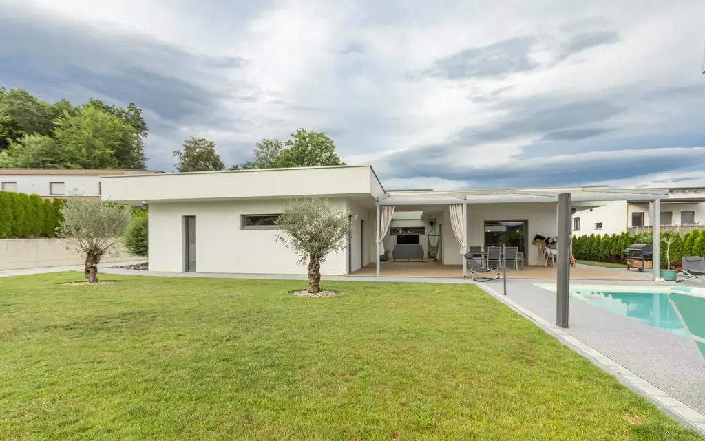 Alles auf einer Ebene – stilvoller Bungalow für höchste Wohnansprüche