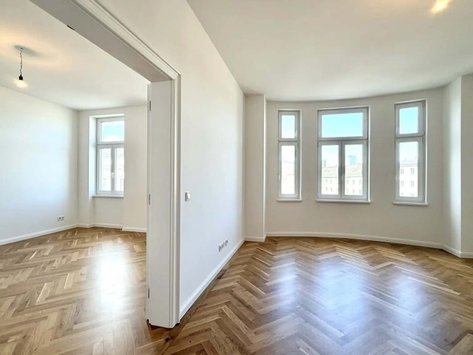 SANIERTE ALTBAUPERLE MIT BALKON I Belvedere & Schweizergarten Nähe I Barrierefreier Zugang mit Lift I Fischgrätparkett & Fußbodenheizung I perfekte öffentliche Anbindung