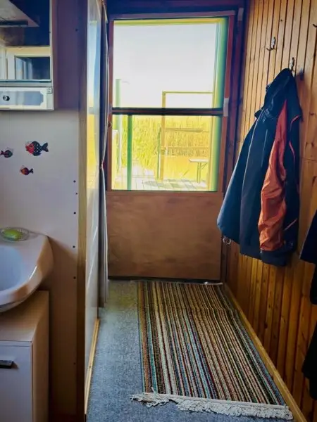 PRIVATSPHÄRE und FLIESSWASSER - FLACHDACHHÜTTE IN DER RUSTER BUCHT AUF PACHTGRUND ZU KAUFEN