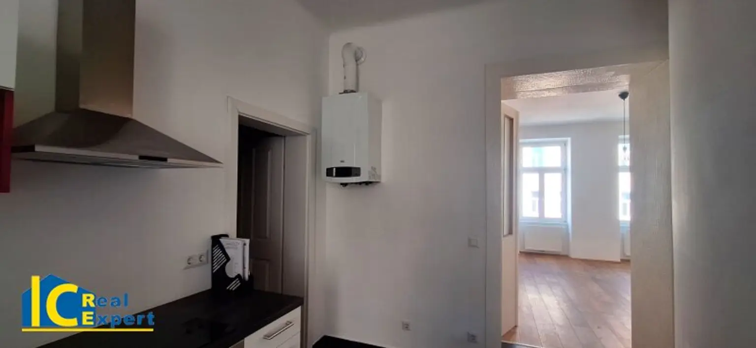 Küche mit Blick ins Wohnzimmer