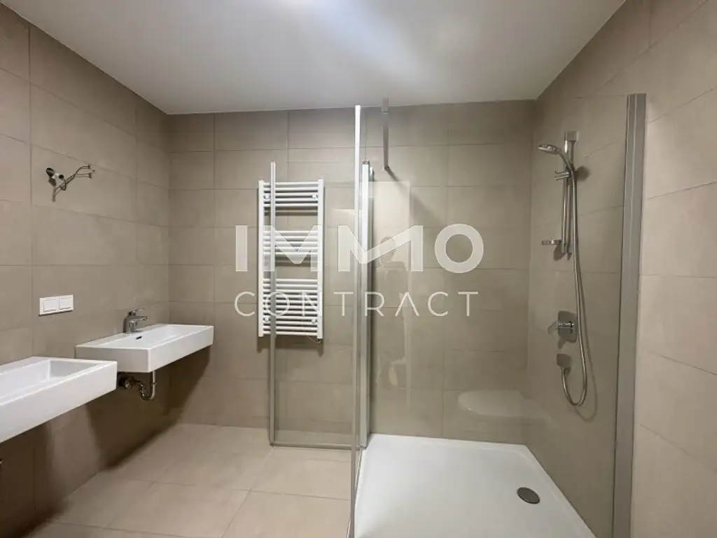 Stephansdom & Sonnenuntergang inklusive: Gemütliche Vierzimmer-Wohnung mit Concierge, Party & BBQ Lounge, Pool usw.